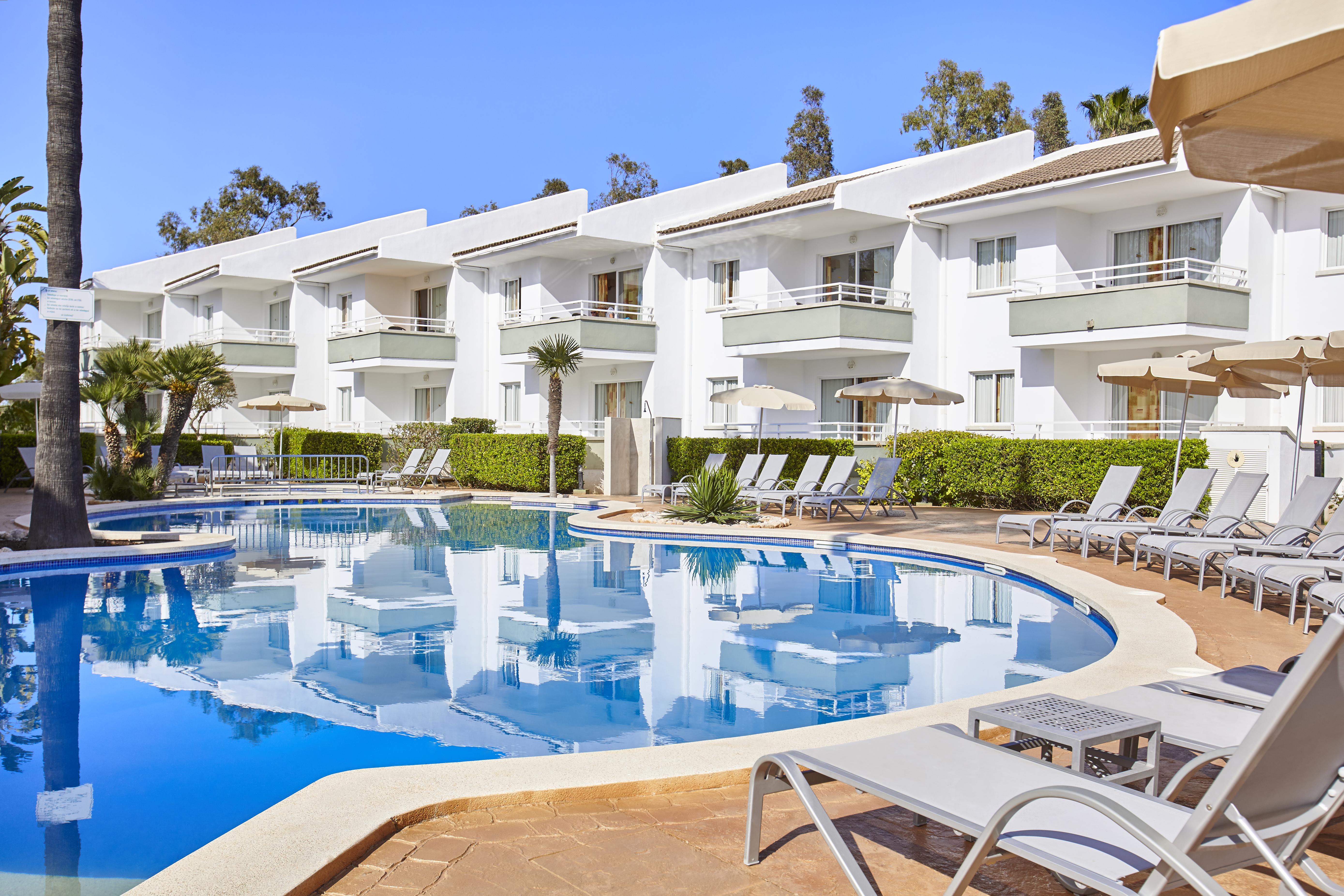 Universal Aparthotel Elisa Playa de Muro  Exterior photo